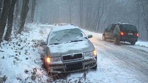 Cum se conduce corect maşina, iarna, pe zăpadă. Greşeala pe care mulţi şoferi o fac