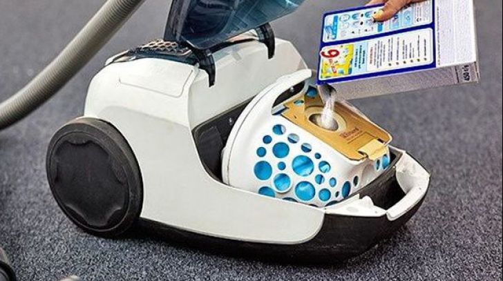 A pus detergent în sacul de praf al aspiratorului! Trucul acesta îţi va schimba viaţa!