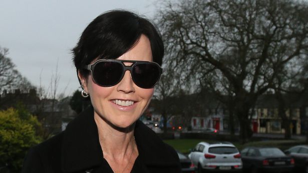 Sute de fani la sicriul fostei soliste The Cranberries (VIDEO)