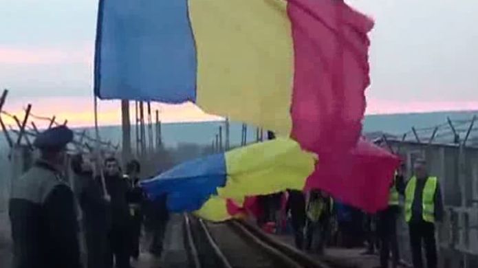 Un drapel tricolor, de 100 metri, a legat cele două maluri ale Prutului la intrarea în Anul Centenar