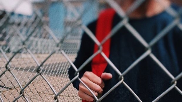 Elevă filmată în timp ce snopește în bătaie o colegă. Nimeni nu a intervenit