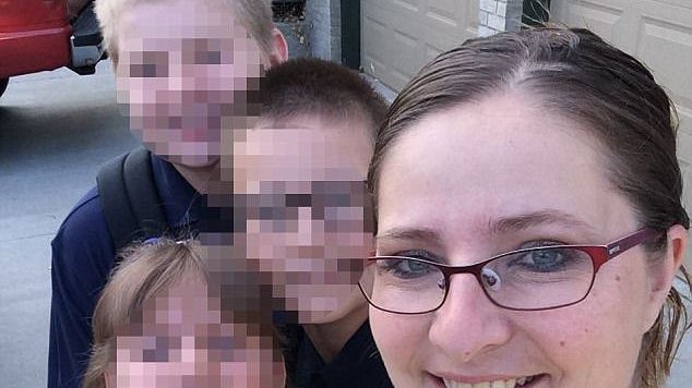 Mama şi-a îngropat fiul mort. Poliţia a descins la ea, a intrat în camera băiatului, ŞOC ce au găsit