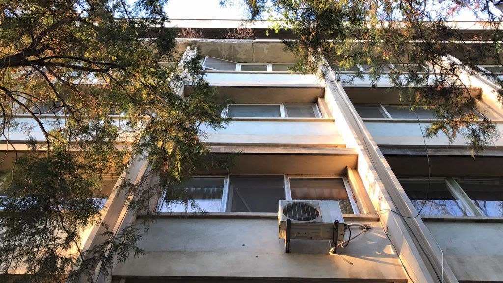 O femeie de 86 de ani a căzut de la etajul doi, miercuri dimineaţa