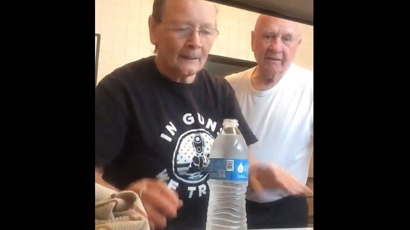 Aceasta este cel mai tare păcăleală de pe Facebook. O să mori de râs! Ai curaj să o încerci? VIDEO