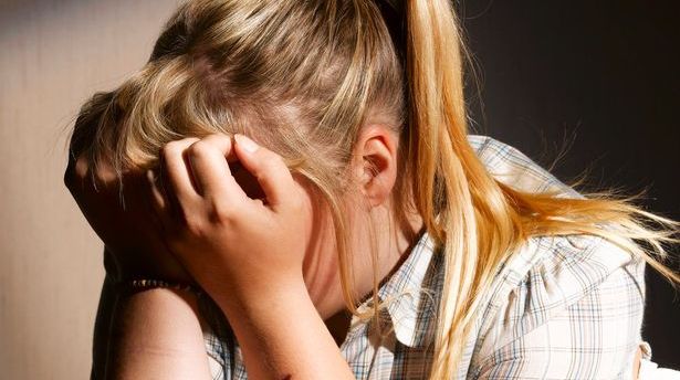 Caz revoltător în România: o fetiță de 13 ani, victimă a unui viol, a născut singură, în baie