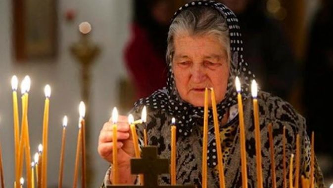 De ce poartă femeile batic în biserică