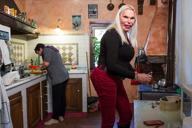 A cheltuit o avere pentru a arăta ca în filmele XXX. Acum fug și bărbații și femeile de ea