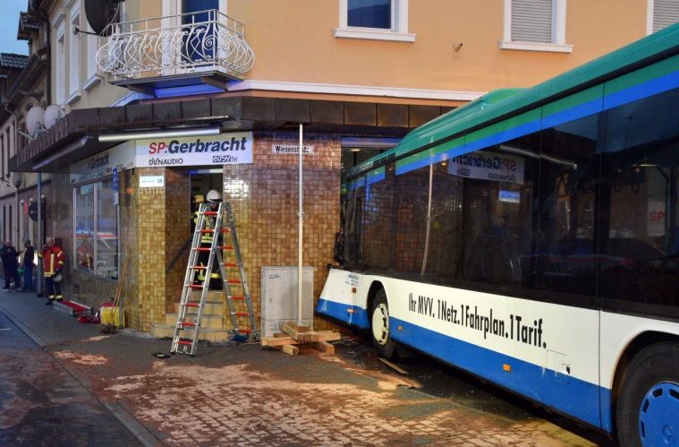 Accident groaznic! Un autobuz şcolar s-a izbit de zid, zeci de răniţi