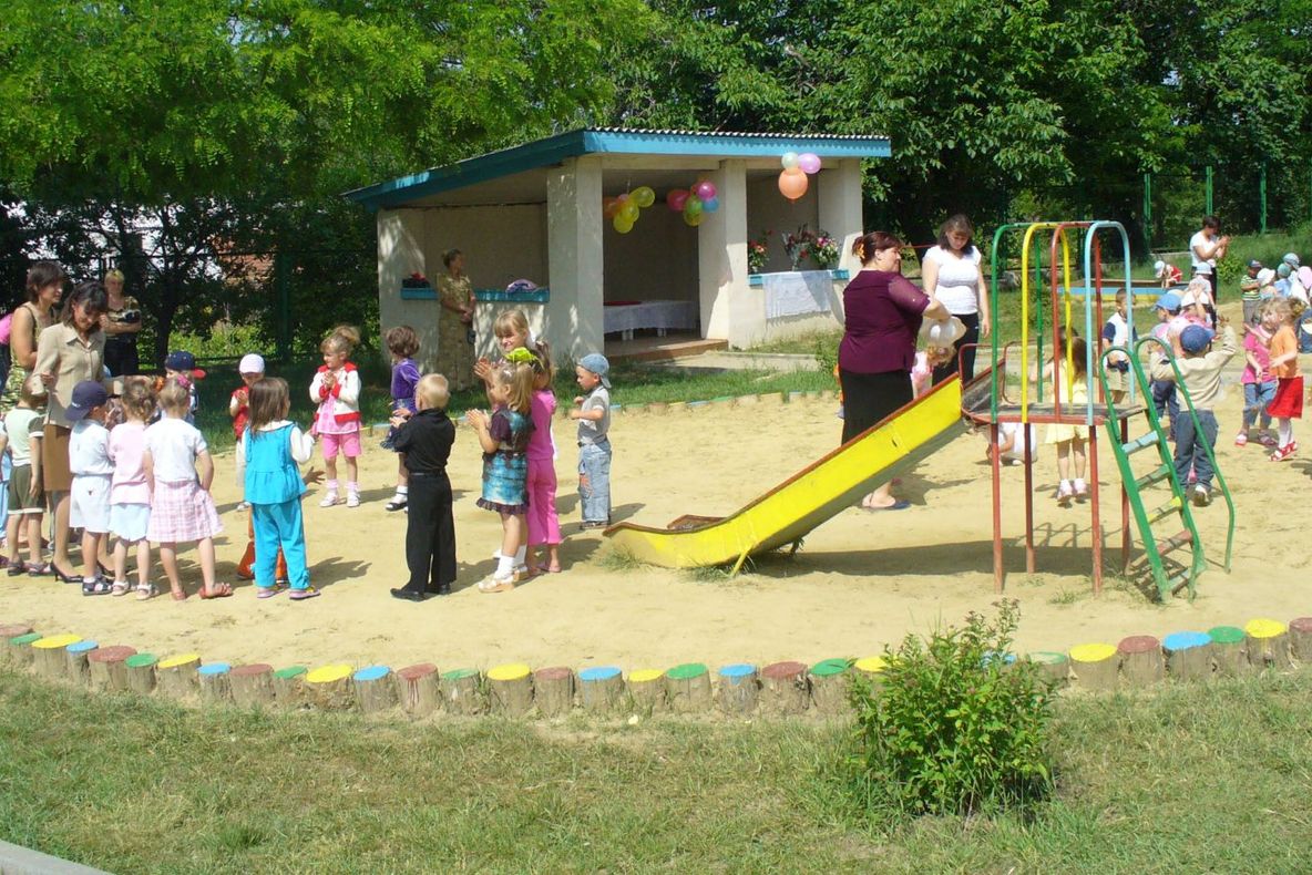 O educatoare cu tuberculoză a stârnit panică printre părinţi şi copii la o grădiniţă din România