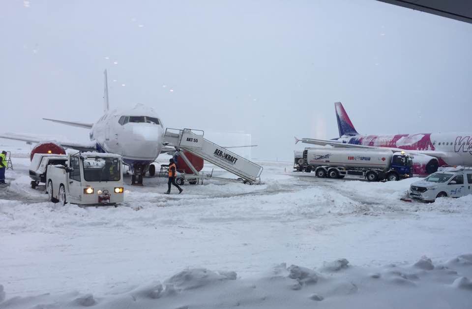 Iarna pe aeroporturile din Iaşi şi Chişinău. Avioanele decolează cu mari întârzieri (FOTO) 
