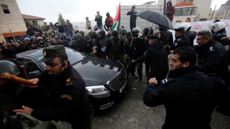 Patriarhul ortodox din Ierusalim, atacat cu pietre de palestinienii creștini: ”Trădător, trădător”