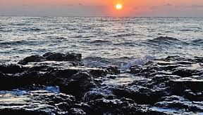 O navă petrolieră a ars și s-a scufundat în Marea Chinei de Est. Scurgerile toxice amenință regiunea