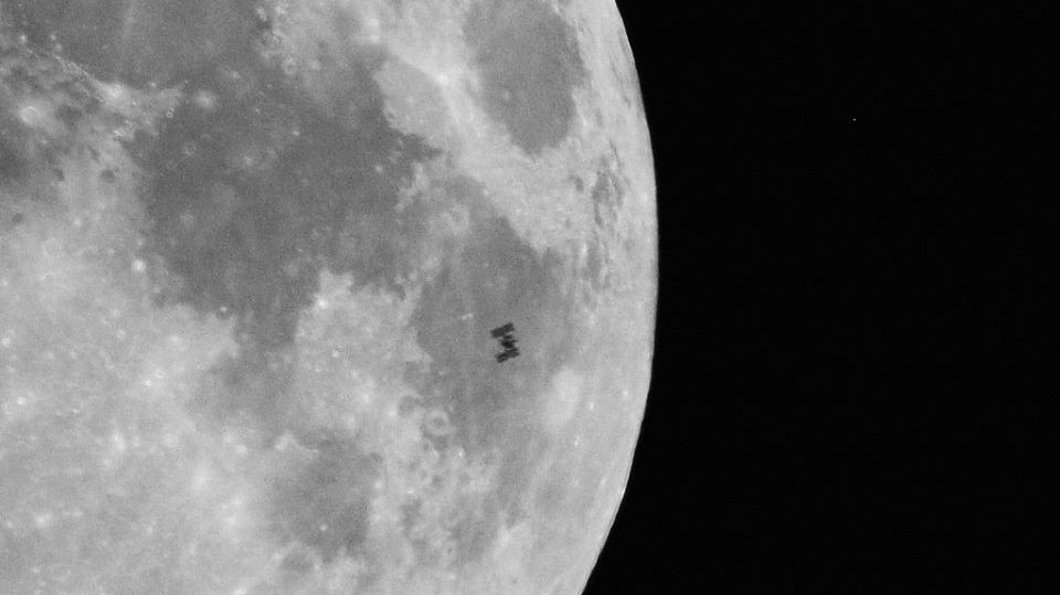 Imagine rară cu luna: Ce este acel mic "M" care apară în acestă fotografie?