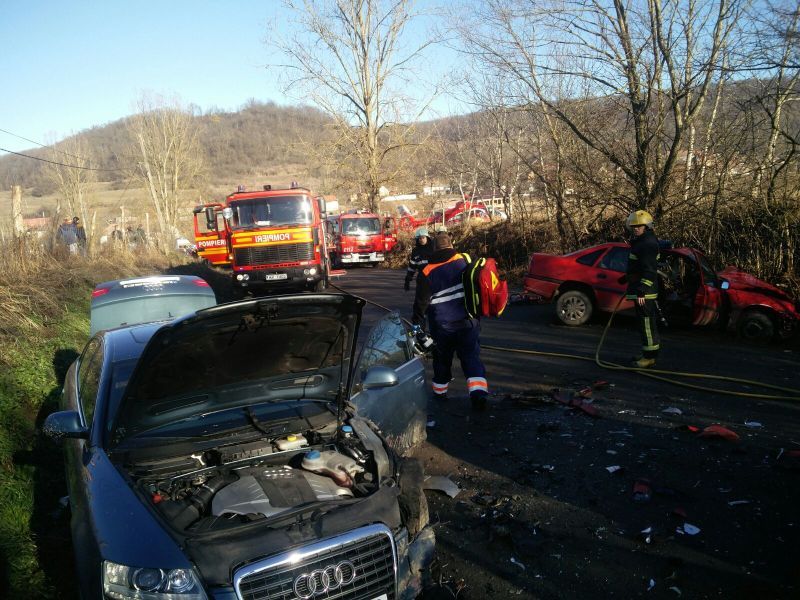 Accident cumplit în Mureș. 3 mașini s-au ciocnit violent: 9 victime. A fost chemat elicopterul SMURD