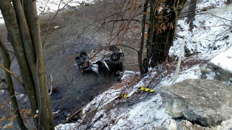 Două persoane decedate şi una rănită grav după ce au plonjat cu maşina în râul Jiu