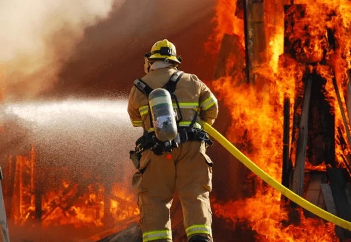 Incendiu violent la un hotel din Praga: 2 morţi, zeci de răniţi