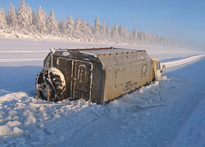 Viață și moarte. ”Nebunia” camionagiilor care străbat Siberia pe râurile înghețate din deșertul alb