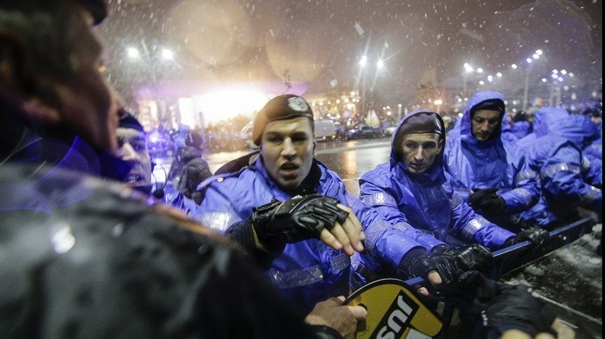 Sora jandarmului care bătea protestatari, profesoară, condamnată pentru lovirea unui elev