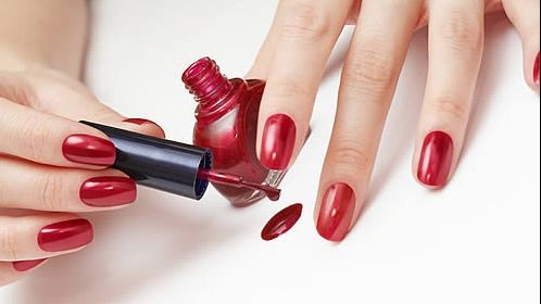 Greşeala pe care o fac toate femeile când aplică lacul de unghii