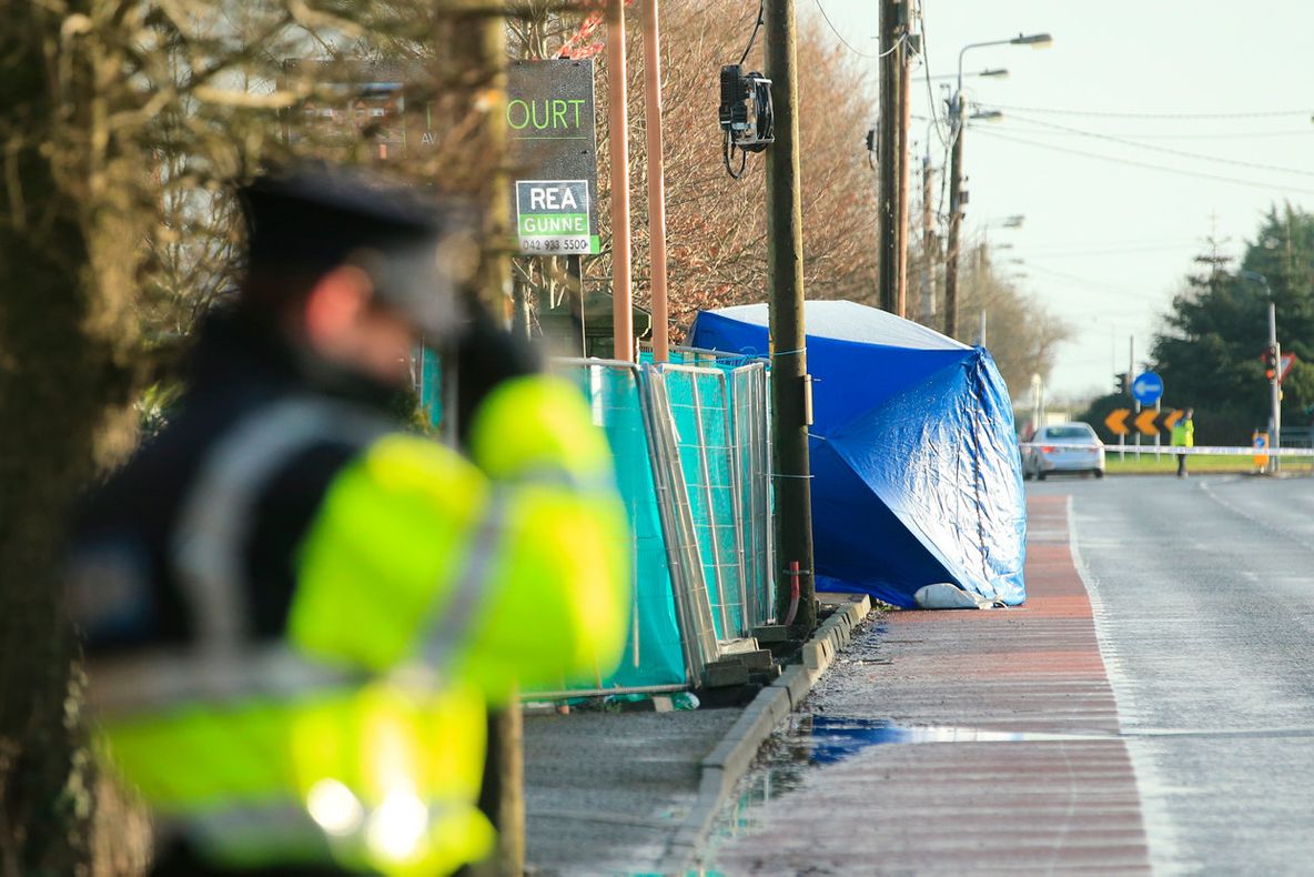 Atac sângeros într-un oraș irlandez: un mort, doi răniți. Poliția suspectează un atac terorist