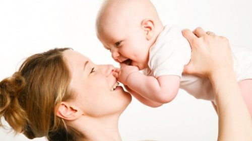 Câți bani primesc mamele care se întorc mai repede la muncă