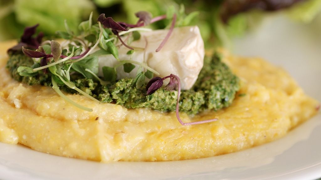 O reţetă delicioasă! Mămăligă cu usturoi şi unt cu busuioc