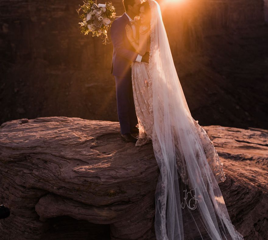 Fotografiile de la această nuntă îţi vor tăia răsuflarea. Ce au făcut cei doi miri e ireal!