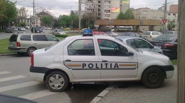 Atentat în stil mafiot, aseară, în oraşul Roman. Mașina unui șef din Poliție a fost incendiată