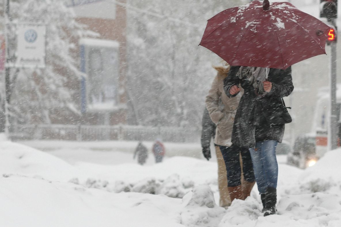 Ninsori și viscol în jumătatea de sud, ger puternic în toată țara. Harta completă a codurilor