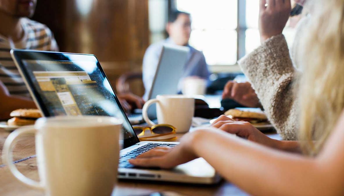 Românii au lăsat-o mai ușor cu munca! Cine sunt europenii care muncesc cel mai mult 