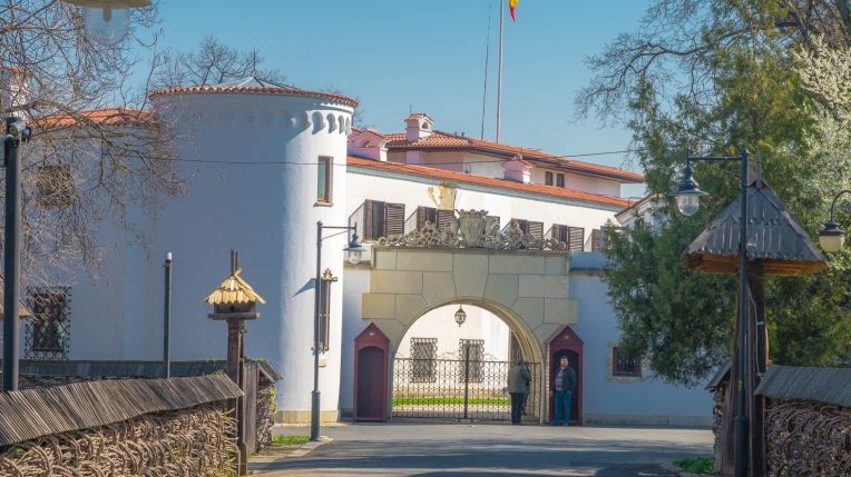 Membrii Casei Regale părăsesc Palatul Elisabeta