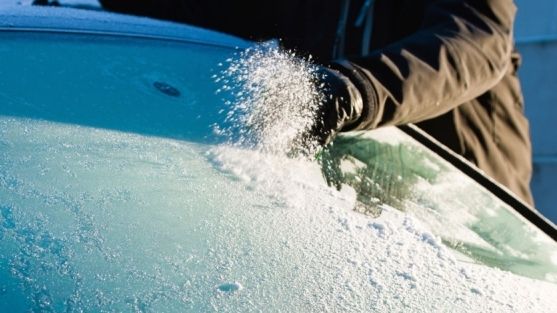 Cum dezgheţi rapid parbrizul de la maşină. Toţi şoferii trebuie să ştie acest truc