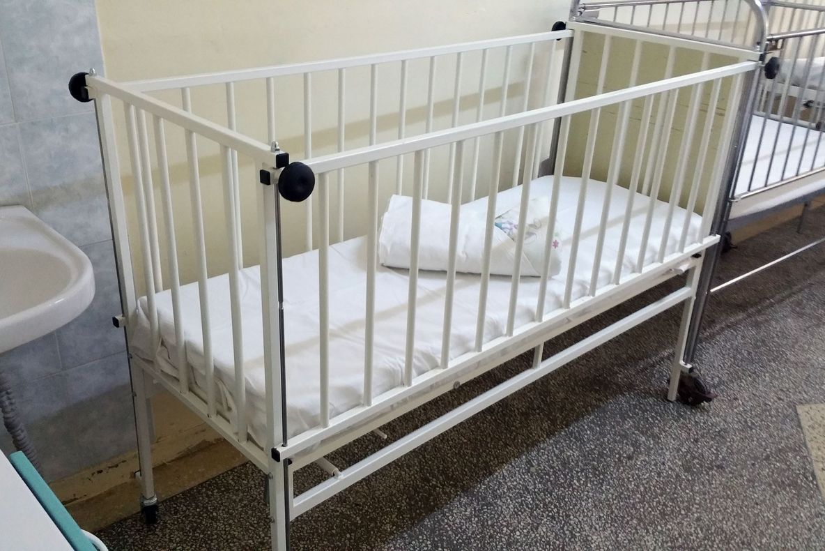 Bătaia de joc din spitale. Un pătuţ pentru copii, 4 800 de lei bucata. Unde merg banii?