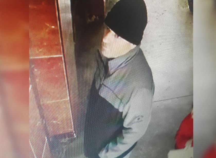 Mama copiilor agresaţi în lift caută pedofilul: "Am plecat si cu poza în mână. Trebuie să îl găsesc"