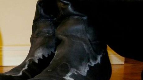 Cum cureţi urmele albe lăsate de zăpadă de pe cizmele de piele şi piele întoarsă. Vor arăta ca noi!