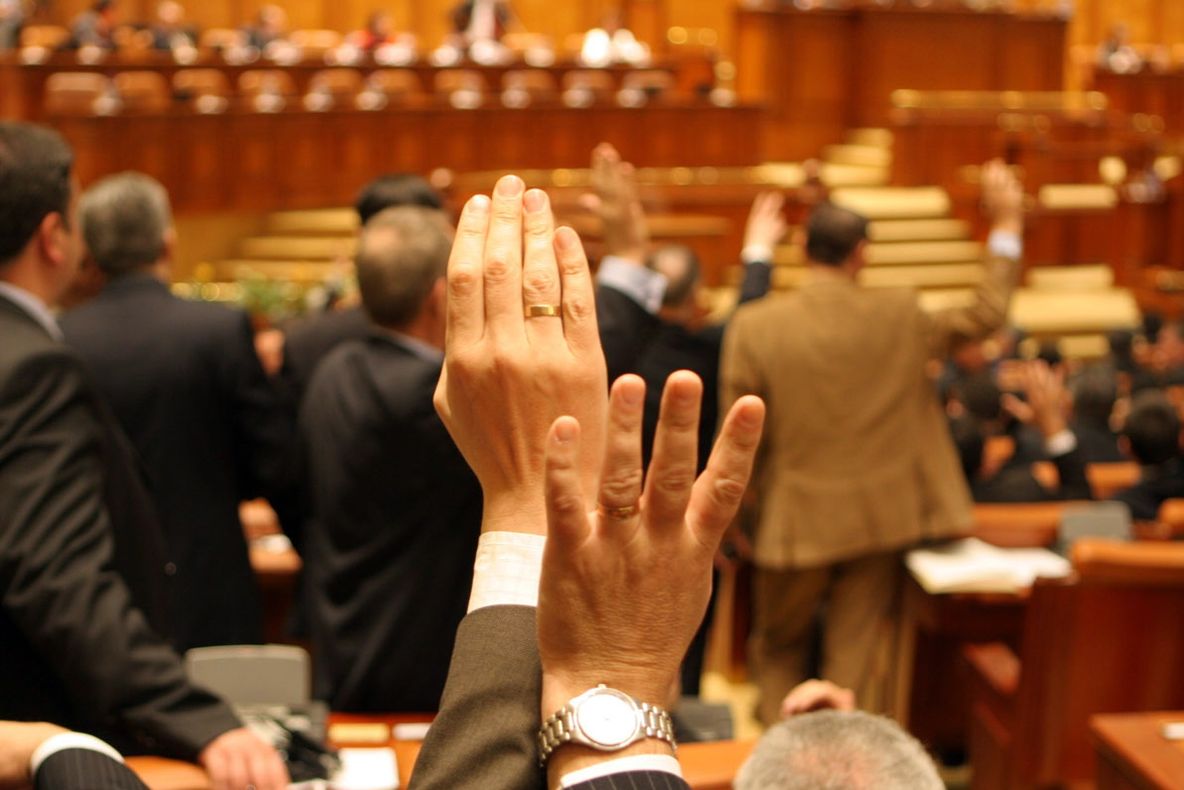 Cine sunt parlamentarii care au renunţat la mandat, din motive ciudate 