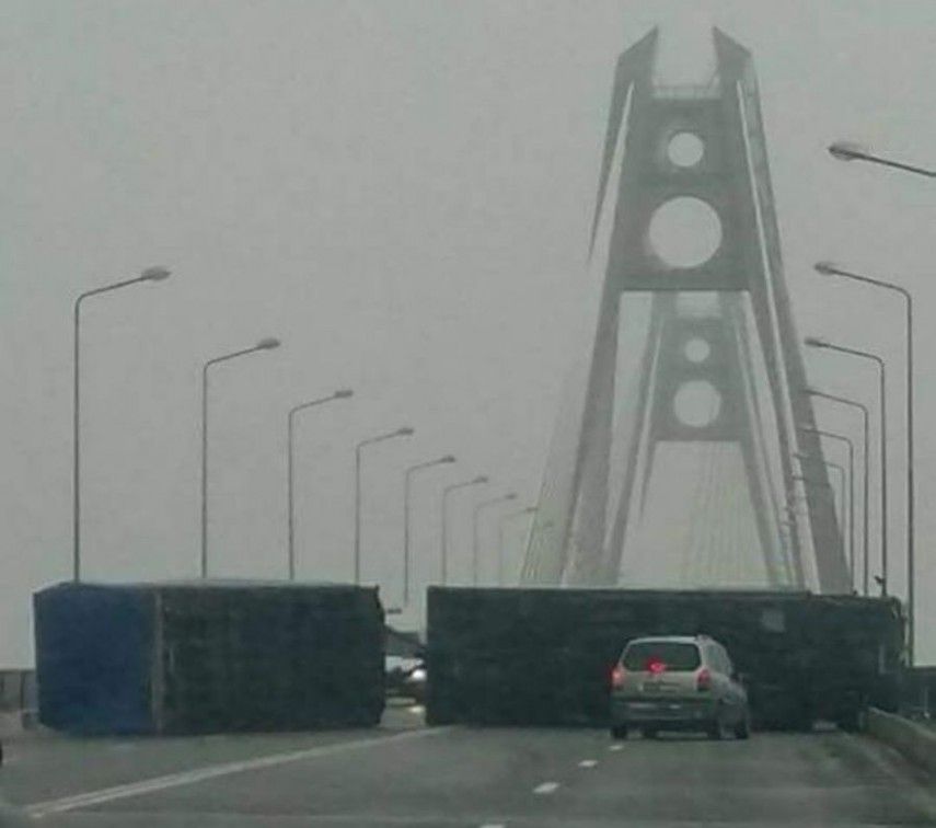 Imagini spectaculoase pe litoral. Un tir răsturnat de vânt, un semafor rupt (VIDEO)