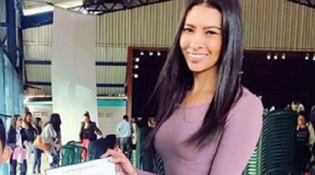 Profa care a înnebunit toţi taţii copiilor. Numai bărbaţii merg la şedinţele ei cu părinţii