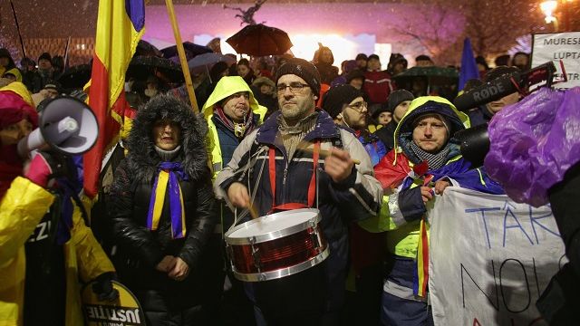 #REZIST. Ţara este alături de Bucureşti. Mii de oameni au ieşit în stradă şi în oraşele mari