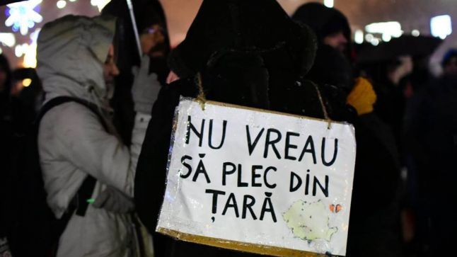 #REZIST. Anul Nou, proteste noi. Peste 200 de oameni în Piaţa Victoriei: SOS, Justiţia!