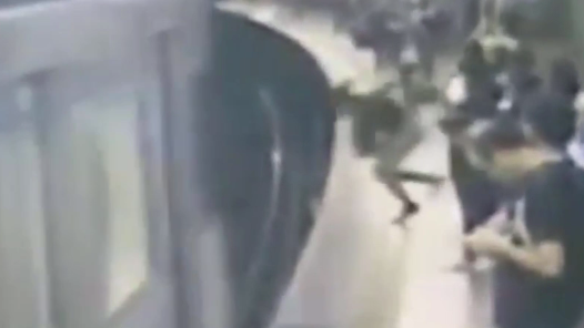 A fost aruncată în fața metroului. Cum au reacționat martorii