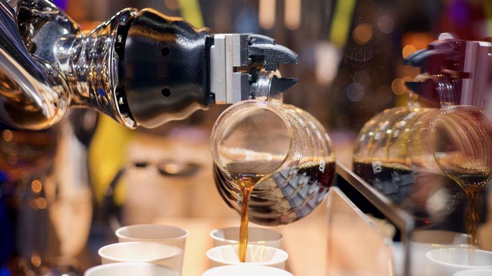 Olanda a trecut la nivelul următor! Roboţi care prepară brânzeturi, servesc cafea, culeg trandafiri