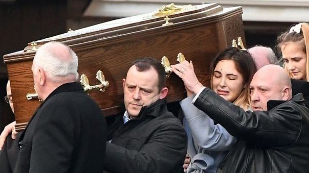 O fată cară sicriul mamei. Durerea se citește în ochi, dar puțini știu cum a murit mama, de Crăciun