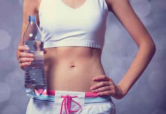 Cum să bei APĂ pentru o SLĂBIRE spectaculoasă. Aşa se pot pierde 9 kg în 3 săptămâni