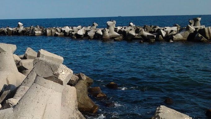 Descoperire macabră în Constanța: o persoană a fost găsită decedată între stabilopozi