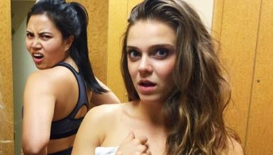 Au făcut o gaură în vestiarul fetelor şi le-au filmat goale. Au publicat imaginile