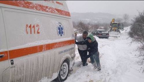 Ninsorile au făcut ravagii în ţară. Un deces, drumuri naționale închise și localități fără curent 