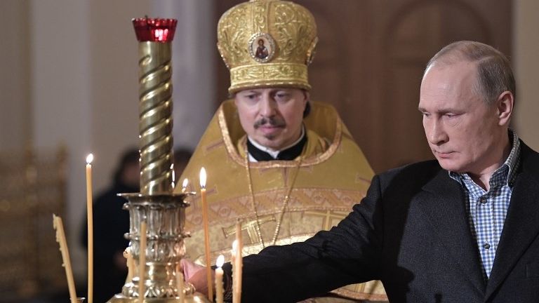Vladimir Putin, pios, la slujba de Crăciun ținută la Sankt Petersburg