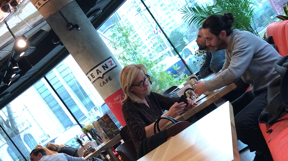 Primele imagini după megascandalul începutului de an. Ambasadoarea Olandei păcăleşte munca