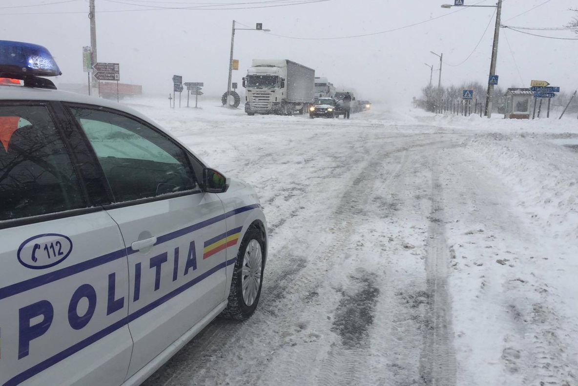 ALERTĂ METEO. Cod galben de vânt puternic şi zăpezi spulberate